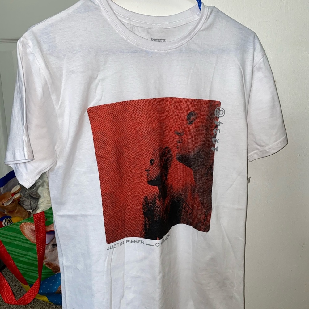 Justin Bieber Changes Shirt